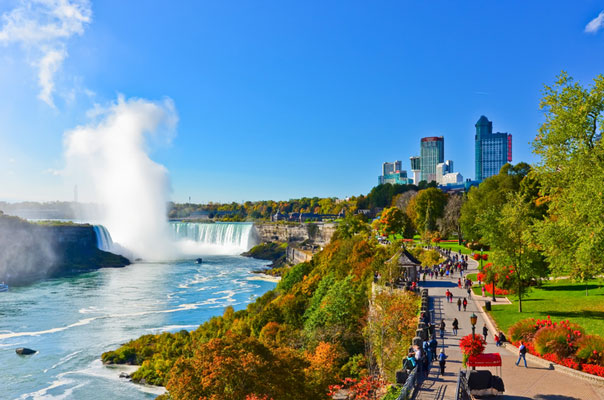 Niagara-Falls-in-autumn-in-Canada